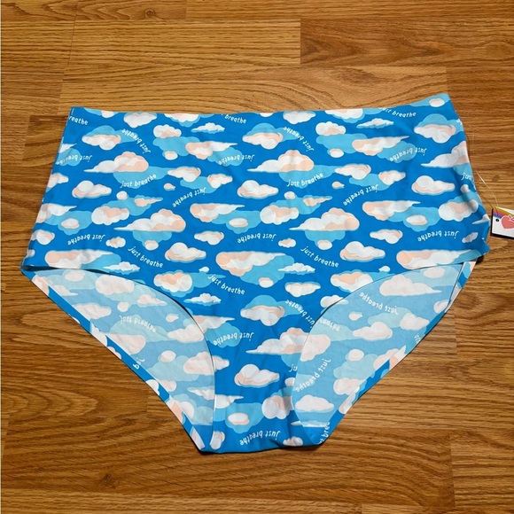 Cheek Boss  Cloud Patterned size 4XL - Picture 1 of 4